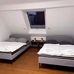 T&K Apartments - 8 Room Detached House - 6 Min To Messe Dus - Private Parking